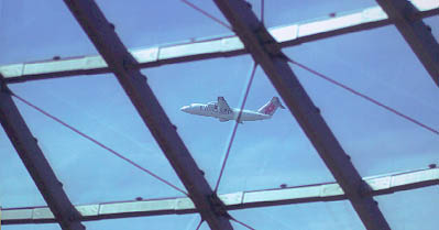 Crossair-Jet durch Glasfassade des Y-Docks