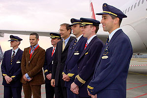 Designer Brl und CEO Dos vor dem Flugzeug